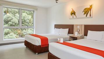 Chambre supérieure avec lits jumeaux, vue sur le fleuve | Coffre-fort, système d’insonorisation, accès au Wi-Fi (inclus)