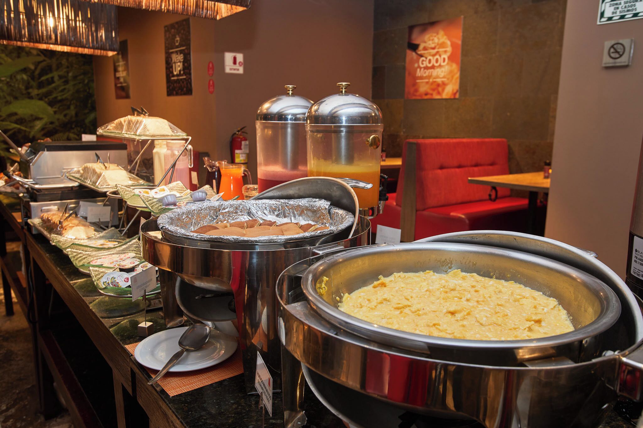 Una barra de buffet con diferentes alimentos y bebidas.