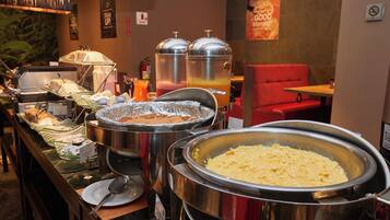 Una barra de buffet con diferentes alimentos y bebidas.