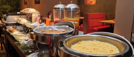 Una barra de buffet con diferentes alimentos y bebidas.