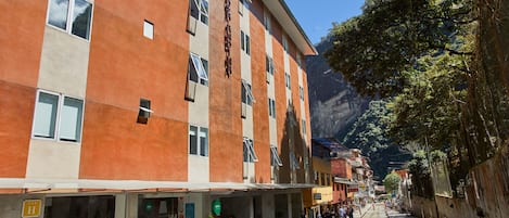 Vista frontal de la propiedad