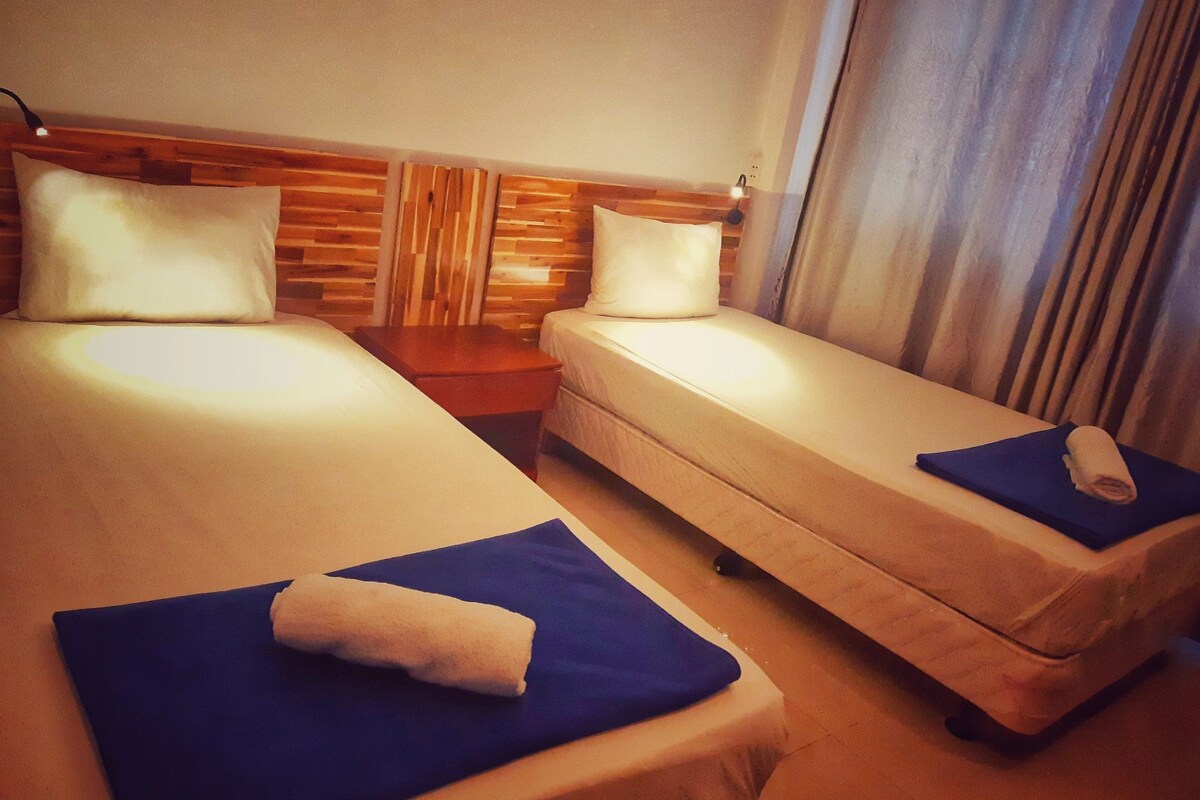 Deluxe kamer, 1 twee- of 2 eenpersoonsbedden, 1 tweepersoonsbed of 2 eenpersoonsbedden | Een kluis op de kamer, gratis wifi