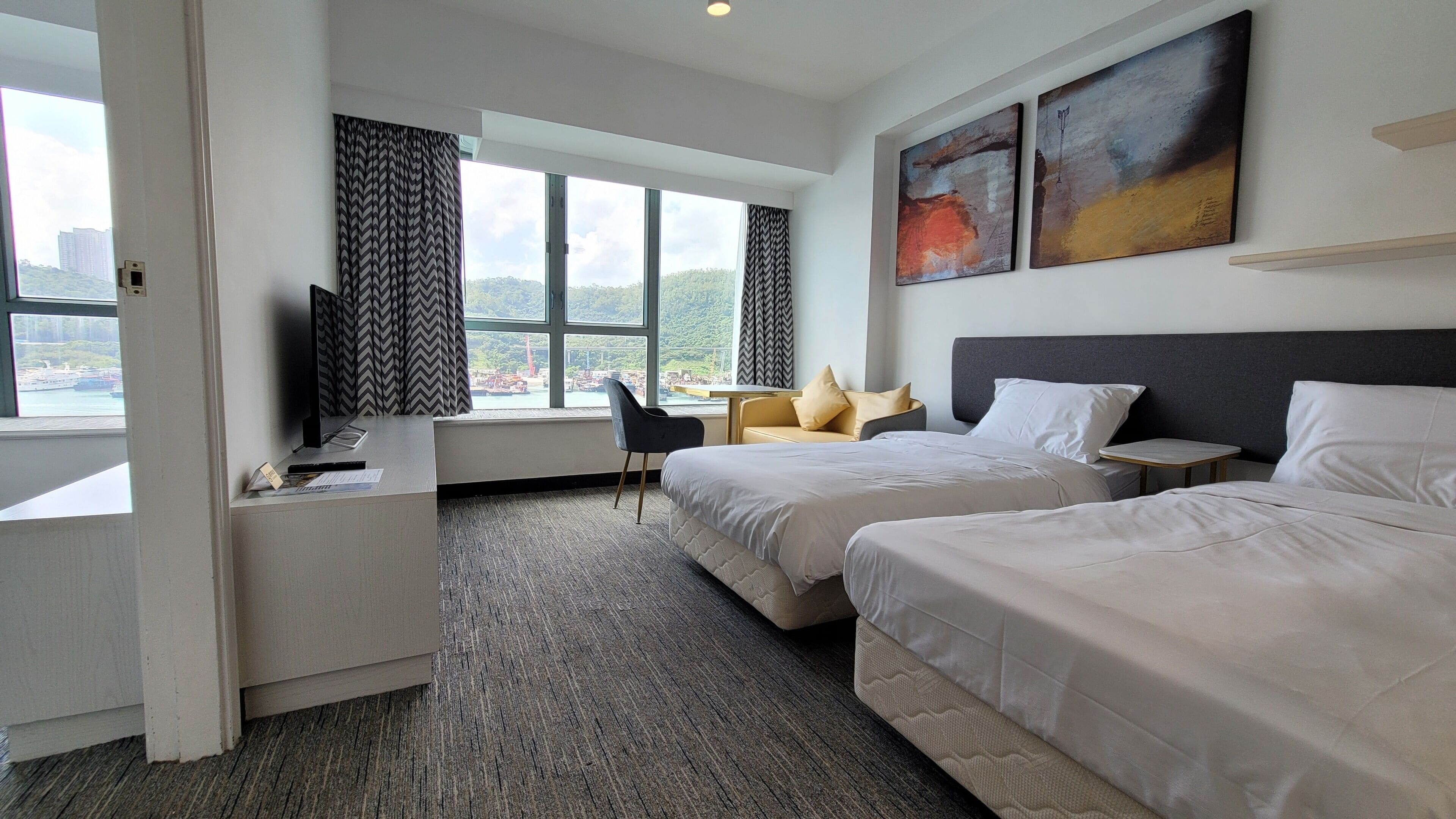Family Seaview Suite with 3 Beds | Minibar, soundproofing, free WiFi, bed sheets