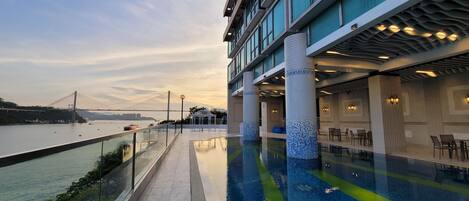 Una piscina al aire libre de temporada