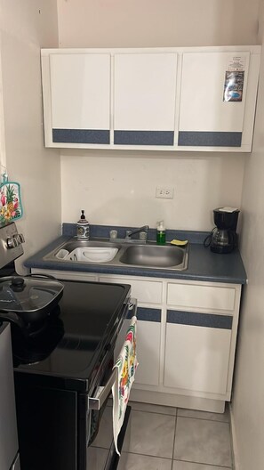 Refrigerador, microondas, cafetera/tetera