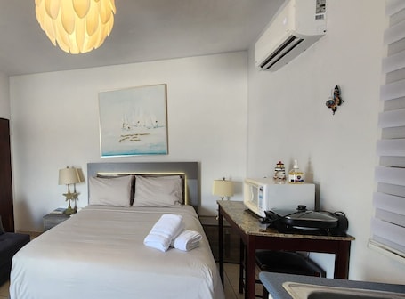 Decoración personalizada, muebles diferentes y ropa de cama . Playa Apartments