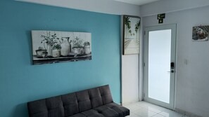 Standard-huone | Oleskelualue | 32–tuumainen taulutelevisio, jossa kaapelikanavat