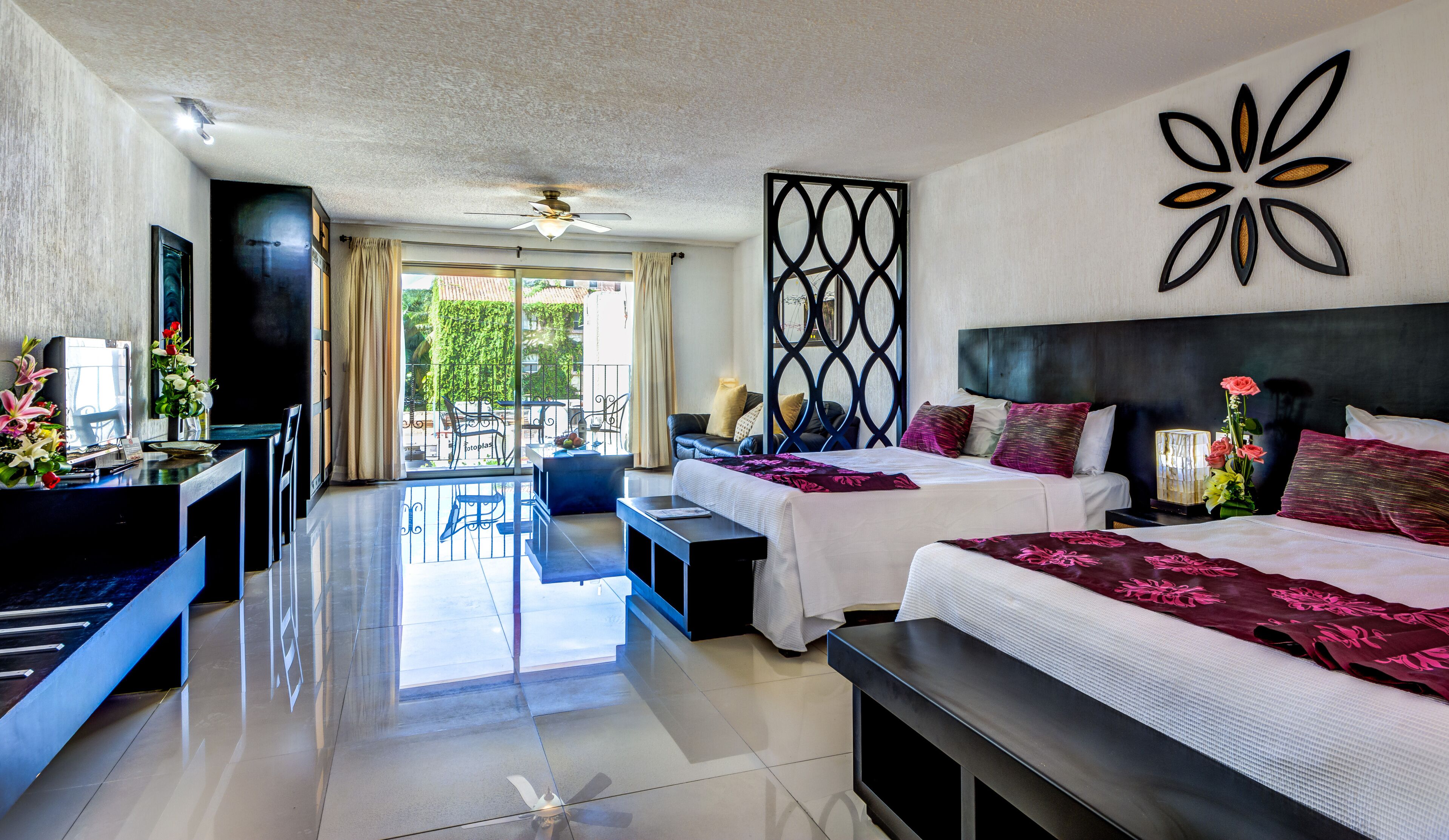 Ropa de cama de alta calidad, cubrecamas y minibar 
