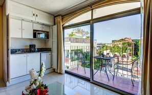 Suite, 2 Queen-Betten | Balkon
