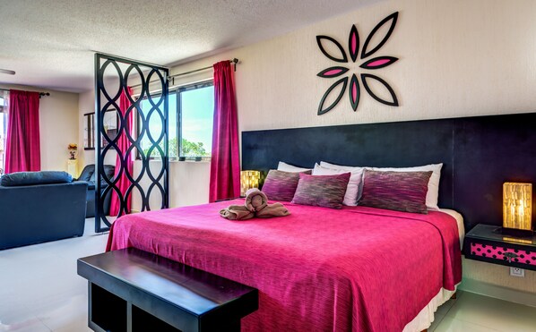 Suite, 1 Tempat Tidur King | Seprai premium, selimut bulu angsa, minibar, dan brankas