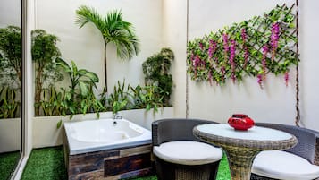 Deluxe Double Room, 1 King Bed, Jetted Tub | 按摩浴缸