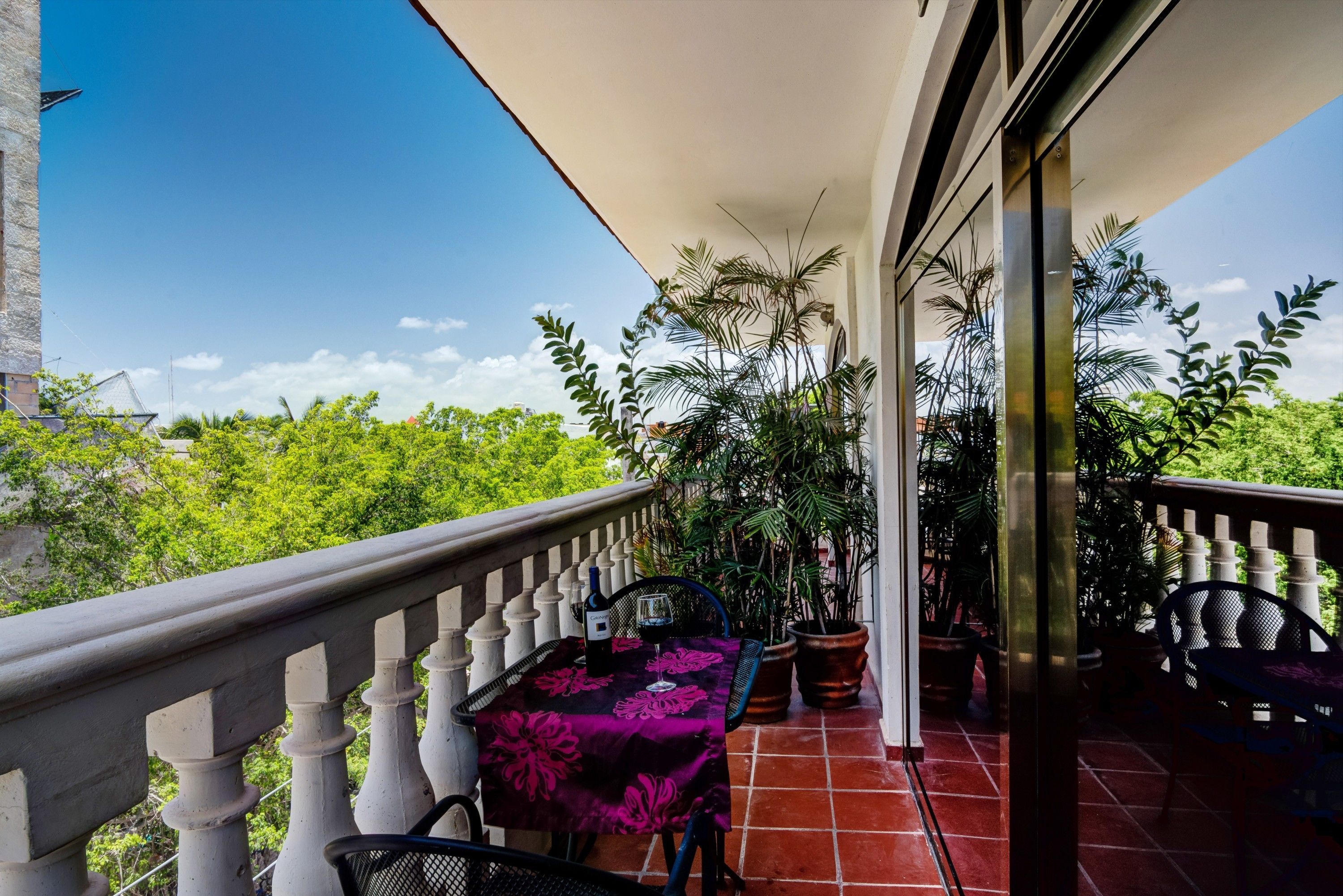 Suite, 1 très grand lit | Vue de la chambre