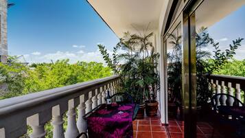 Suite, 1 très grand lit | Vue de la chambre