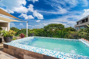 Kolam renang outdoor, dengan kursi berjemur