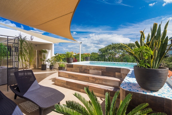 Una piscina al aire libre, tumbonas