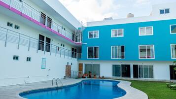 Alberca al aire libre, acceso de 08:00 a 22:00, y camastros