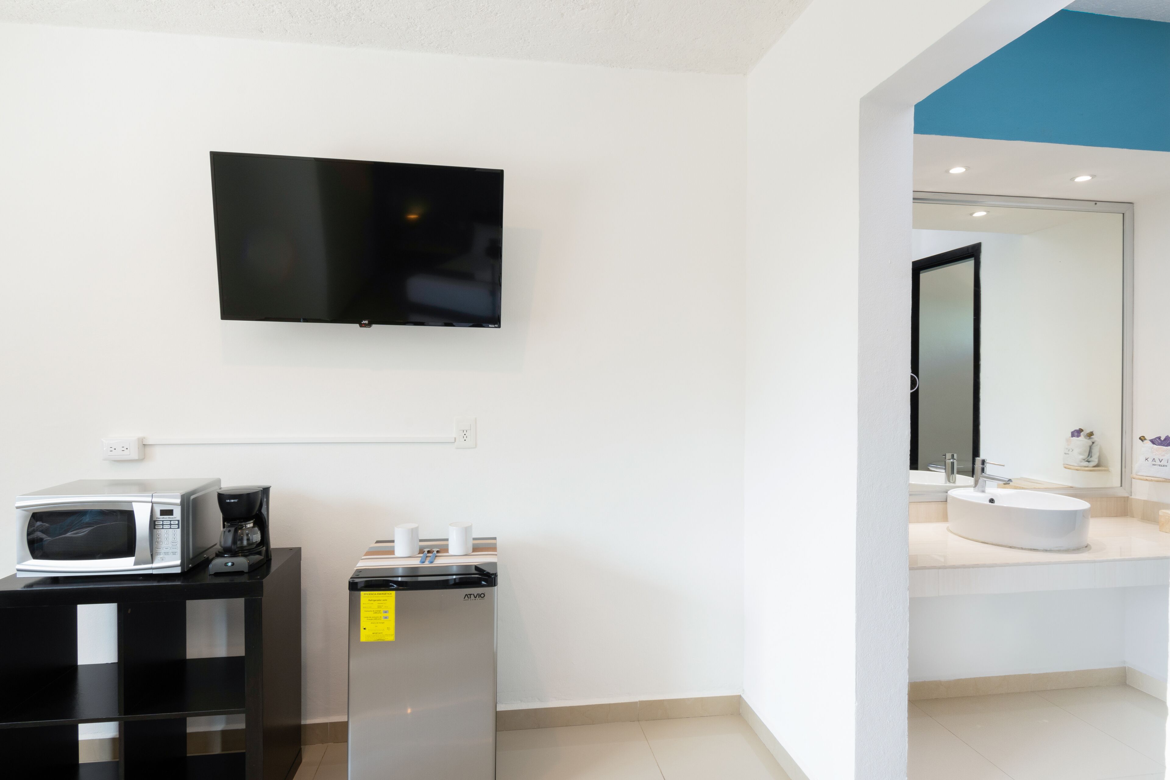 junior suite | bathroom | shower, hair dryer, towels