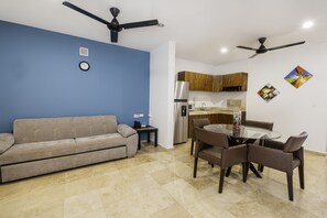 1 habitación, caja de seguridad en la habitación y escritorio 