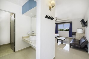 1 habitación, caja de seguridad en la habitación y escritorio 