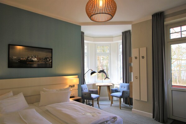 Double Room | Hypo-allergenic bedding, in-room safe, blackout drapes, free WiFi - Hotel Wehrburg (Cuxhaven)