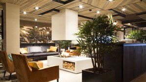 Una sala moderna con sofá, una mesita de centro y plantas en macetas.
