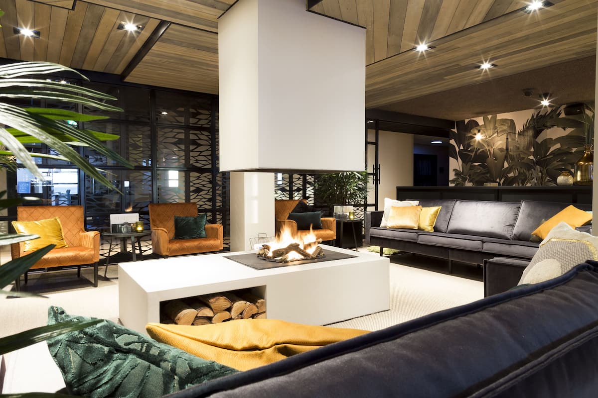 breakfast, lunch, dinner served; beach views