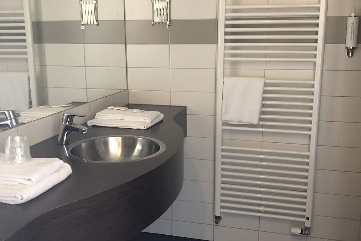 single room (cosy) | bathroom | free toiletries, hair dryer, towels, soap