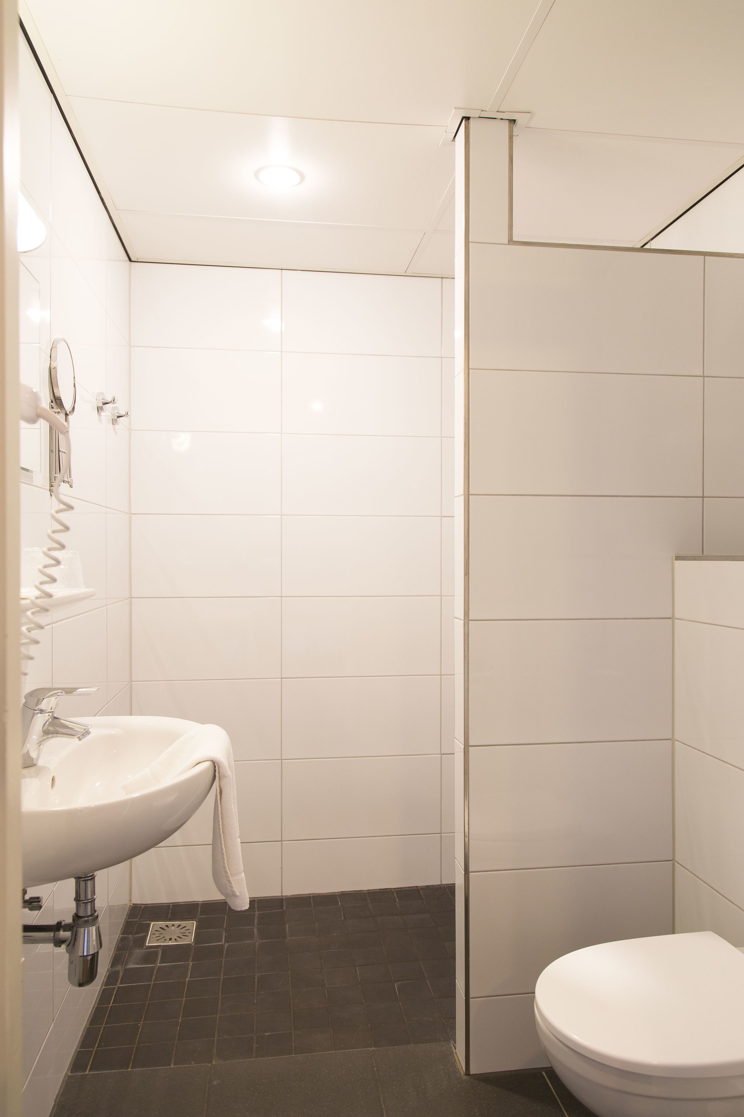 familiekamer landzicht | bathroom | free toiletries, hair dryer, towels, soap