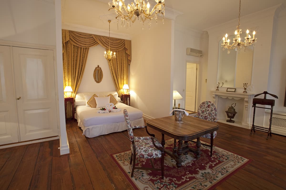 Suite | Escritorio, tabla de planchar con plancha, wifi gratis