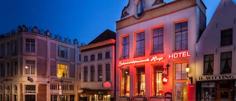 Vista frontal de la propiedad por la tarde o noche