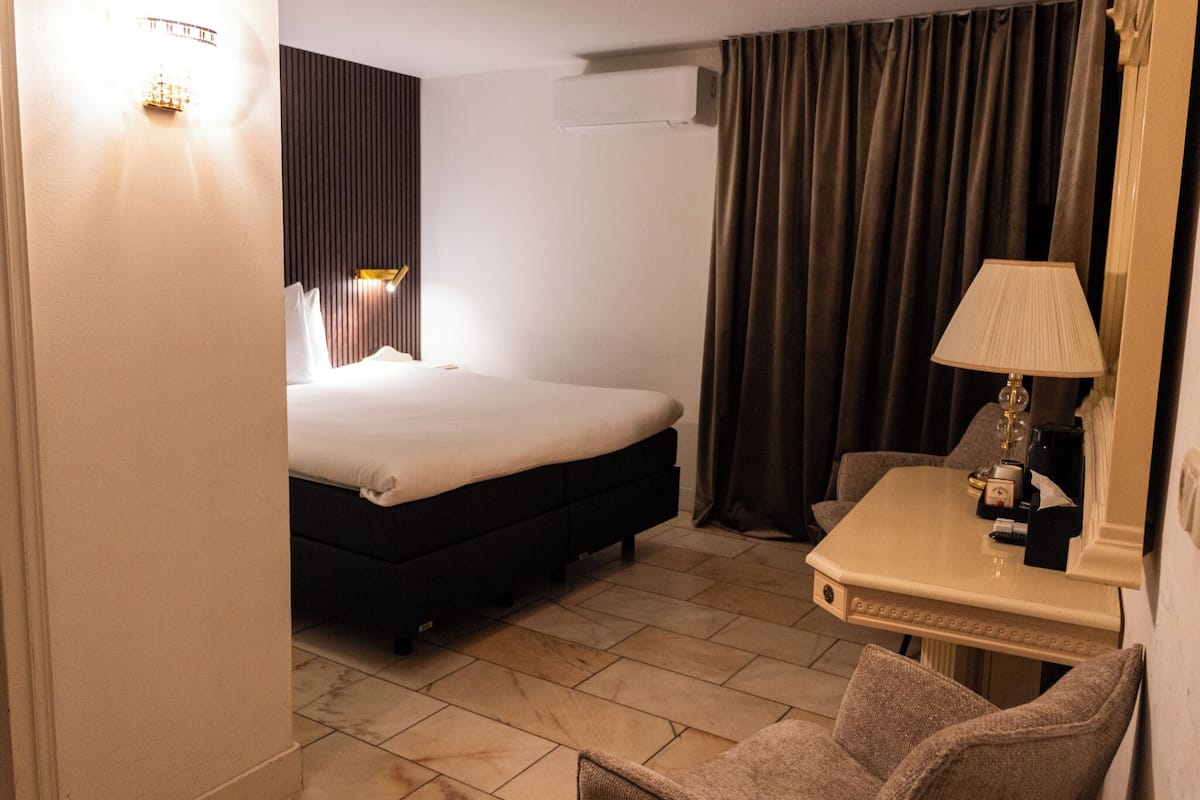 Superior kamer | Escritorio, tabla de planchar con plancha, wifi gratis