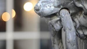 Un primer plano de la cabeza de una escultura de león con detalles intrincados.