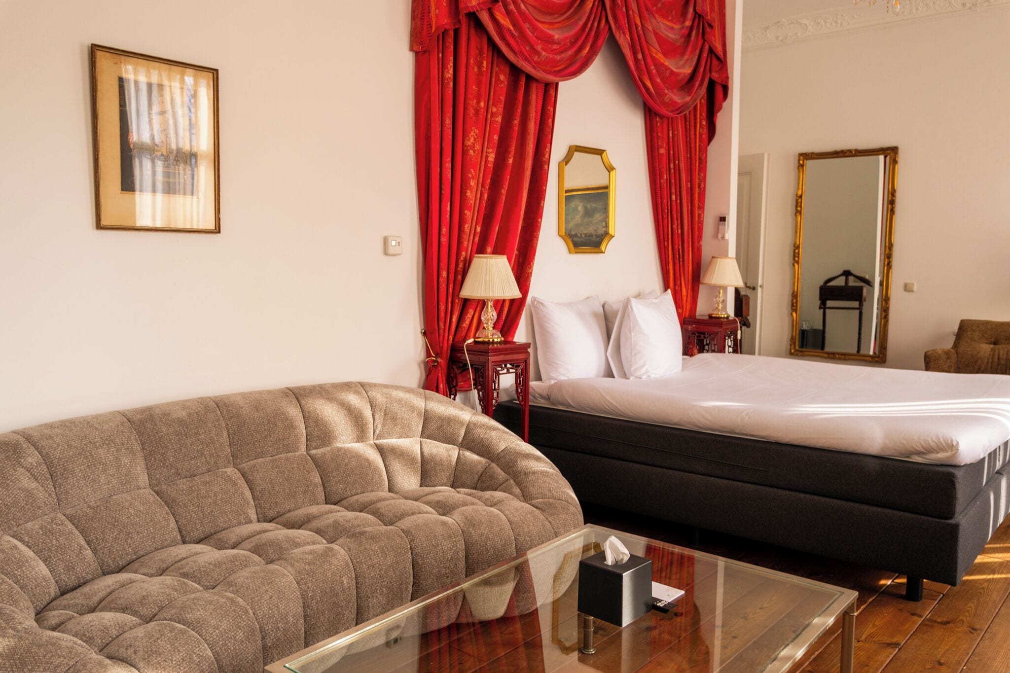 Suite | Desk, iron/ironing board, free WiFi