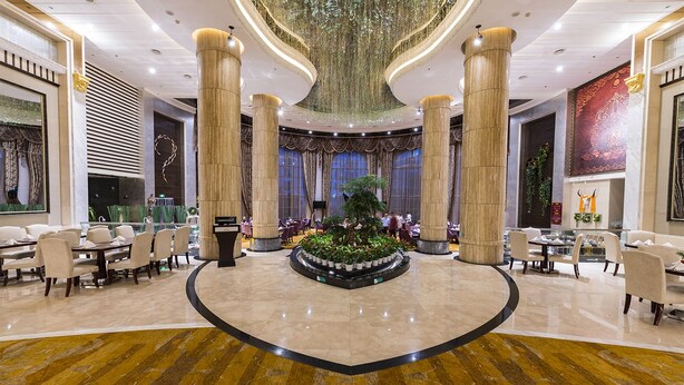 A spacious lobby with a central garden, high ceilings, and large columns. - Country Garden Phoenix Hotel Tongliao (Tongliao)