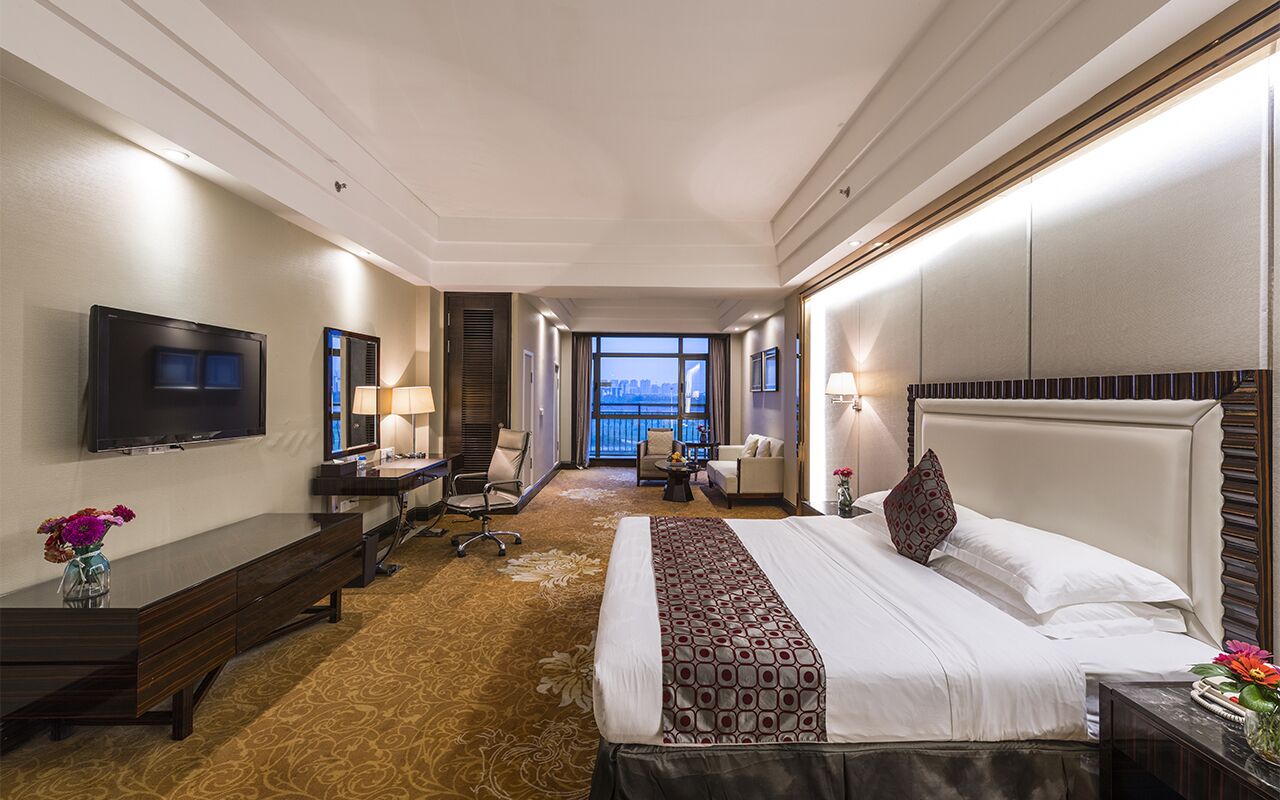 高级大床房 | 迷你吧、客房内保险箱、办公桌、遮光窗帘