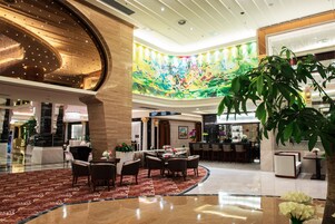 2 restaurantes; se sirven desayunos, almuerzos, cenas y cocina china