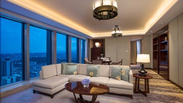 高档床上用品、羽绒被、记忆海绵床垫、迷你吧