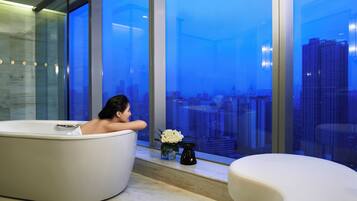 獨立浴缸及淋浴設備、雨淋花灑、名牌梳洗用品、風筒