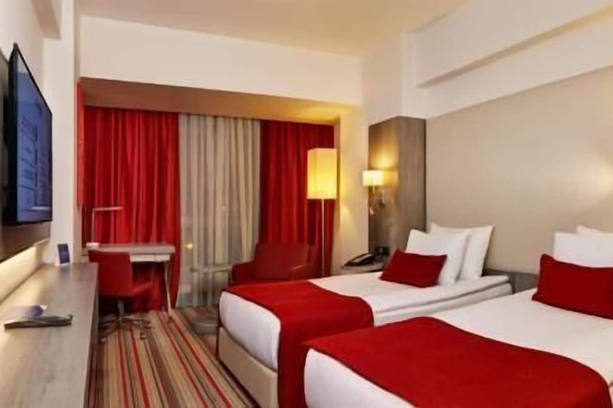 Ropa de cama de alta calidad y caja de seguridad en la habitación