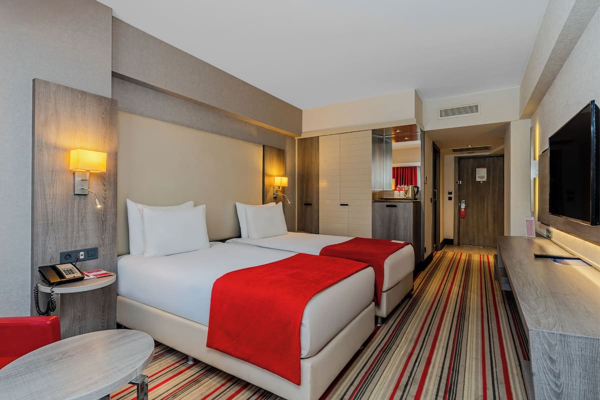 Room, 1 Twin Bed, Non Smoking | 1 bedroom, premium bedding, in-room safe, laptop workspace