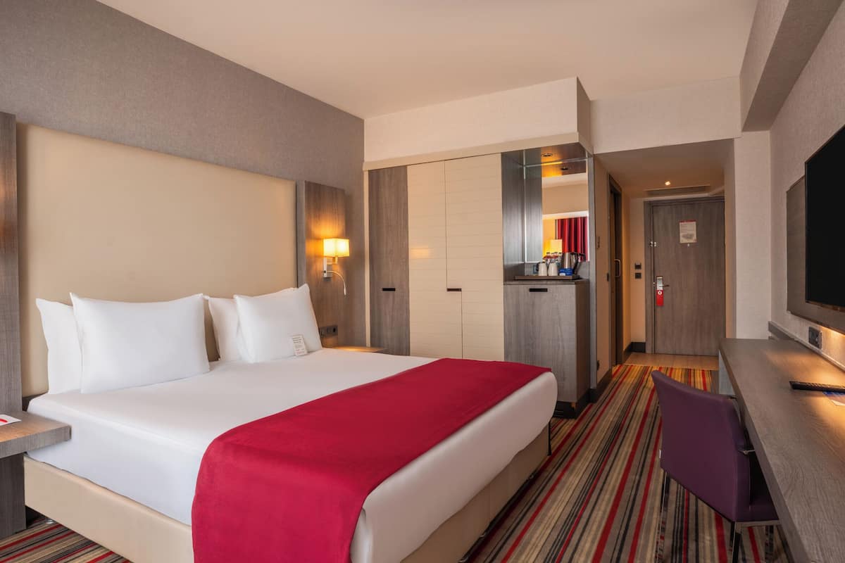 1 bedroom, premium bedding, in-room safe, laptop workspace