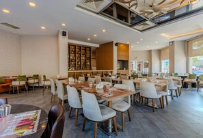 2 restaurants, breakfast served