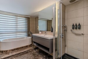 Rainfall showerhead, free toiletries, hair dryer, slippers - Ramada Plaza by Wyndham Izmir (Izmir)