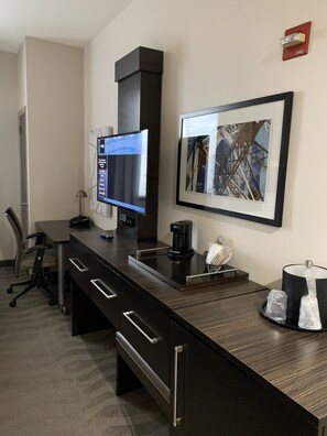 Television - Fairfield Inn & Suites by Marriott New York Staten Island (Staten Island)