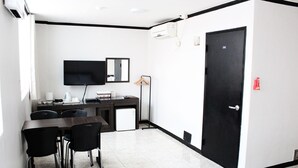 Deluxe Family Room | Caja de seguridad en la habitación, cortinas blackout y wifi gratis