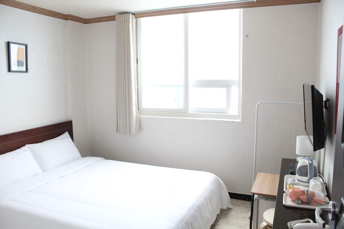 In-room safe, blackout curtains, free WiFi