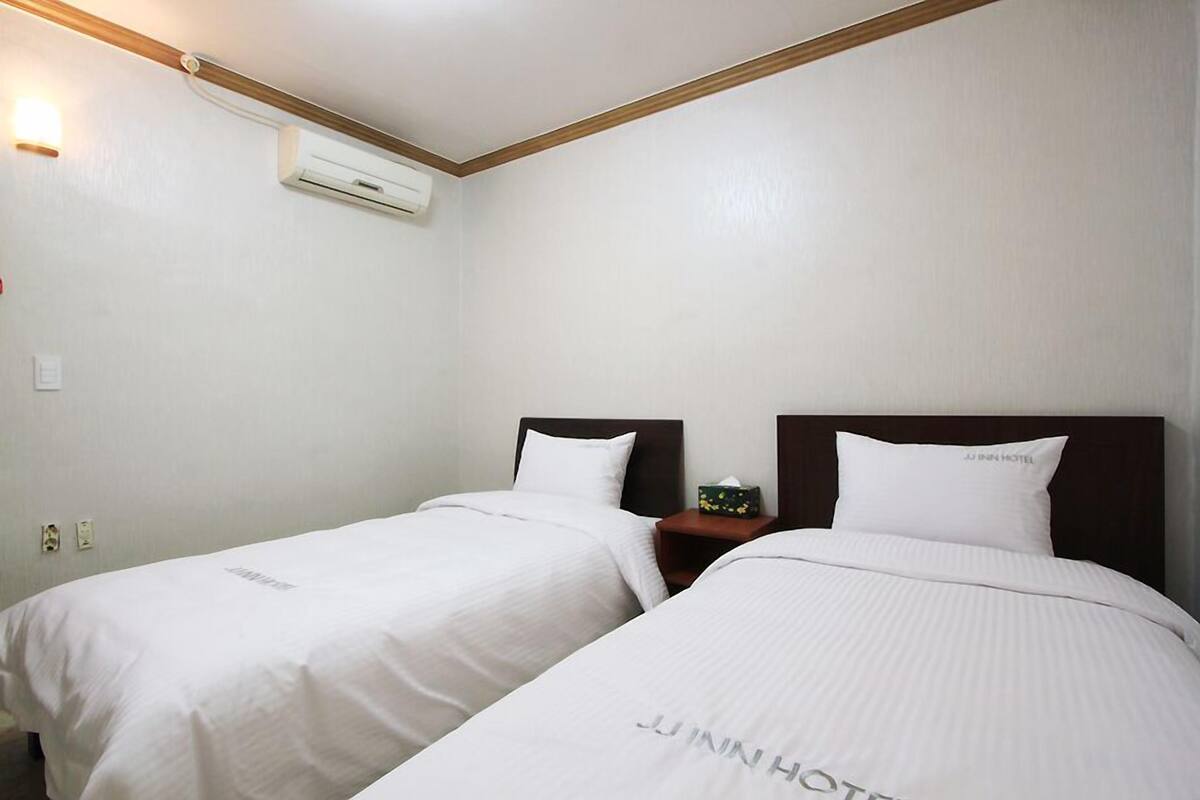 Standard Twin Room | In-room safe, blackout curtains, free WiFi