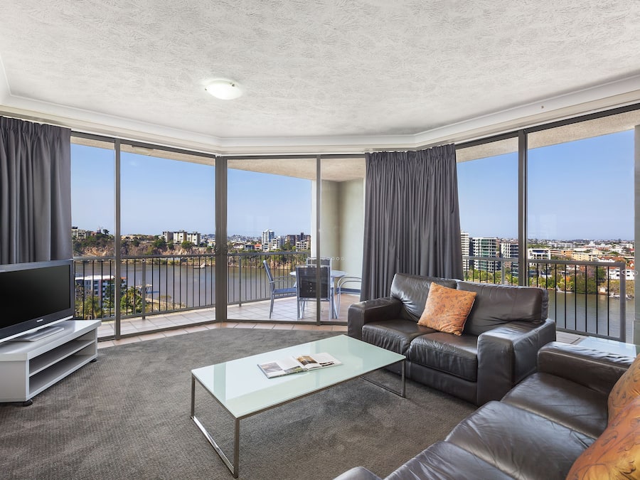 Appartement, 3 slaapkamers, 2 badkamers | Woonruimte | Een 55-inch televisie met kabelzenders