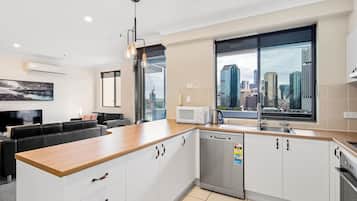 Deluxe Apartment, 1 Bedroom | Private kitchen | Electric kettle, toaster, freezer, ice maker