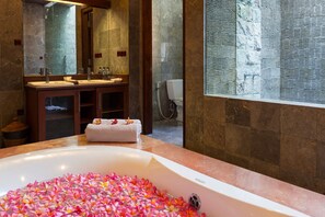 Baignoire et douche séparées, articles de toilette (gratuits)
